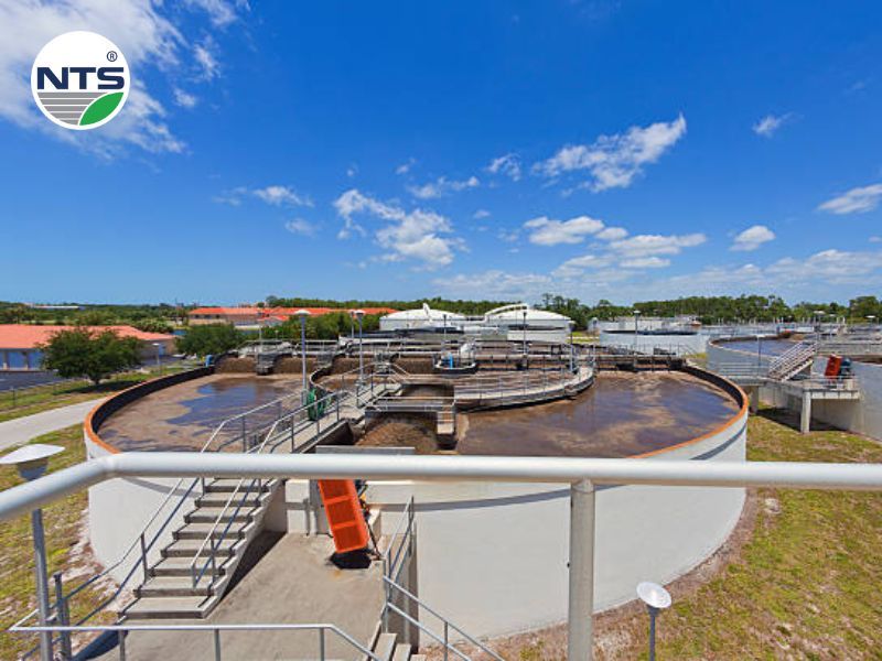 Image of vertical settling tank in wastewater treatment built with concrete material