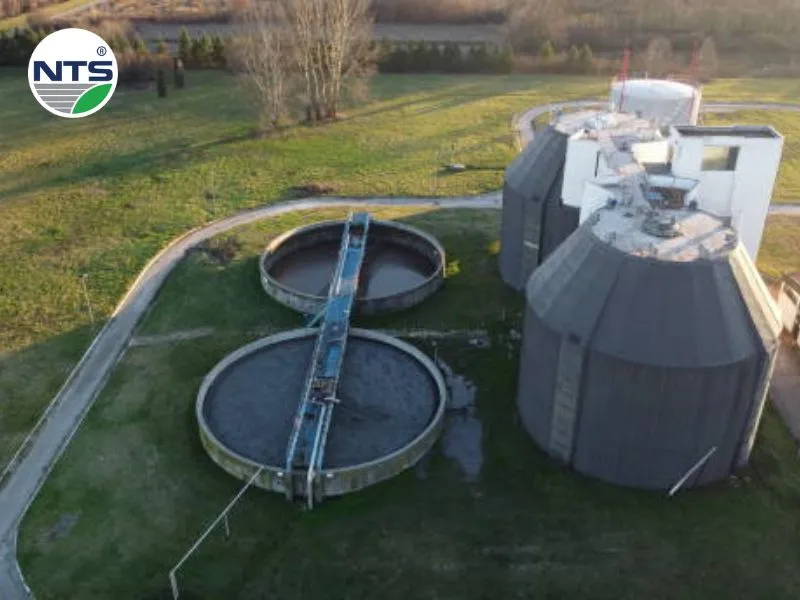 Image of vertical settling tank in wastewater treatment operating stably, helping to treat wastewater well