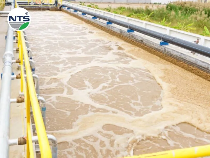 Image of wastewater that settles easily thanks to coagulanting and flocculating chemicals