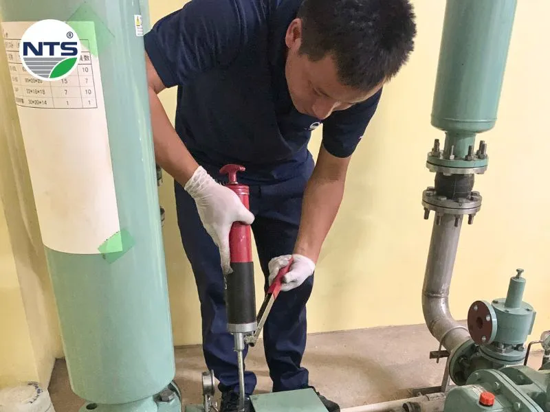 Kiểm tra máy bơm hệ thống xử lý nước thải bệnh viện
