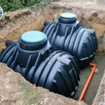 Hình ảnh thiết bị thu gom và lưu trữ nước đang được lắp đặt âm dưới đất
