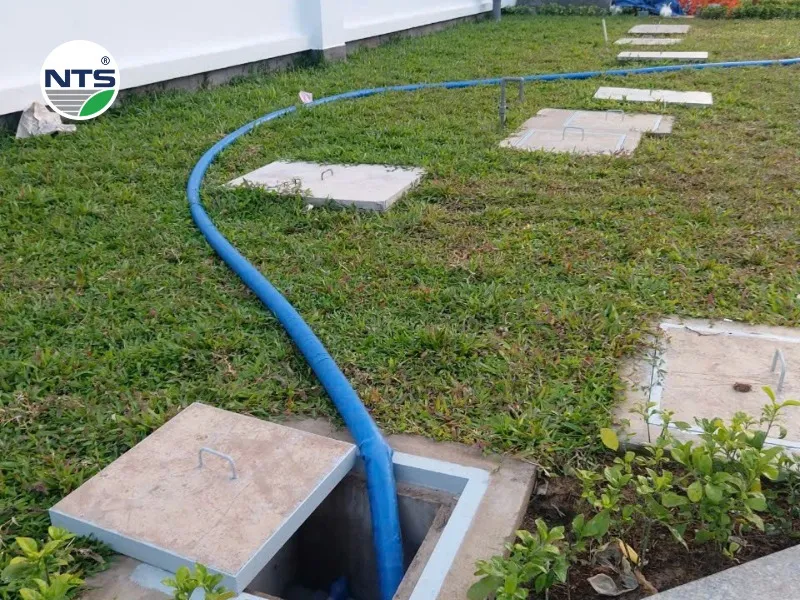 Mặt trên các bể chứa chất thải